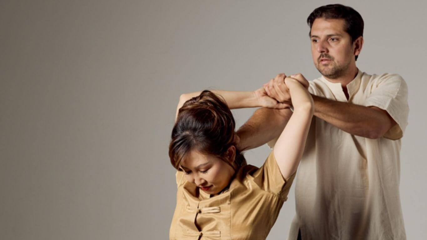 Pratique et intégration des étirements avancés en massage thaï sur table Niveau 2